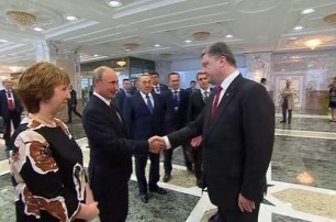 Порошенко пожал Путину руку - видео
