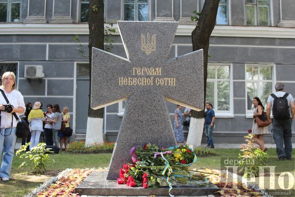 Перед киевским университетом  поставили крест Героям небесной сотни
