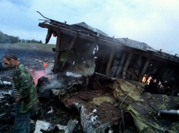 Боинг 777 на Донбассе распался в воздухе из-за повреждений извне - голландские эксперты