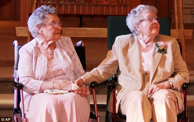 Лесбийская пара поженилась после 72 лет совместной жизни