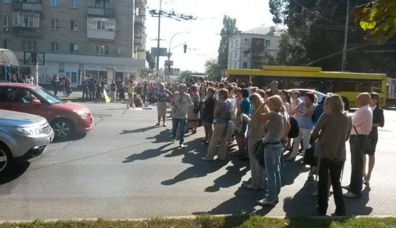 Родственники бойцов АТО перекрыли Воздухофлотский проспект в Киеве