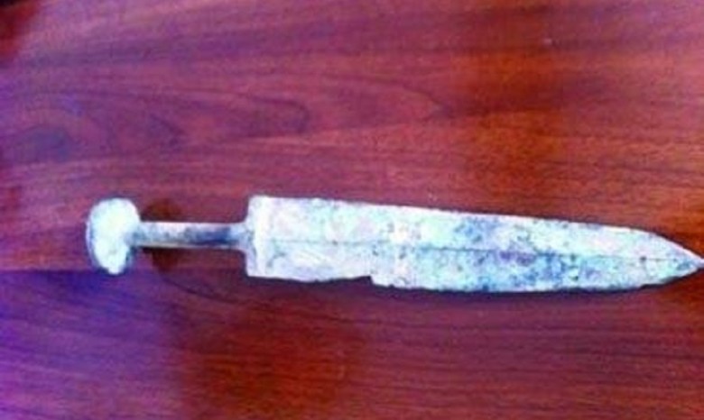 Китайский мальчик нашел в реке меч трехтысячелетней давности