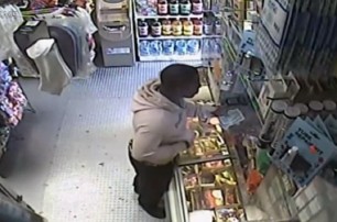 Мужчина, вооруженный бананом, ограбил магазин
