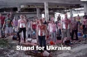 Литовские студенты облились «кровью» в поддержку Украины