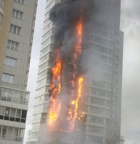 В Красноярске пылает 25-этажный жилой дом
