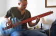 Умелец сделал басс-гитару из кулера для воды и сыграл на ней хит группы Black Sabbath (видео)