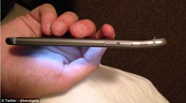 Новые iPhone6 легко гнутся в кармане