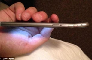 Новые iPhone6 легко гнутся в кармане
