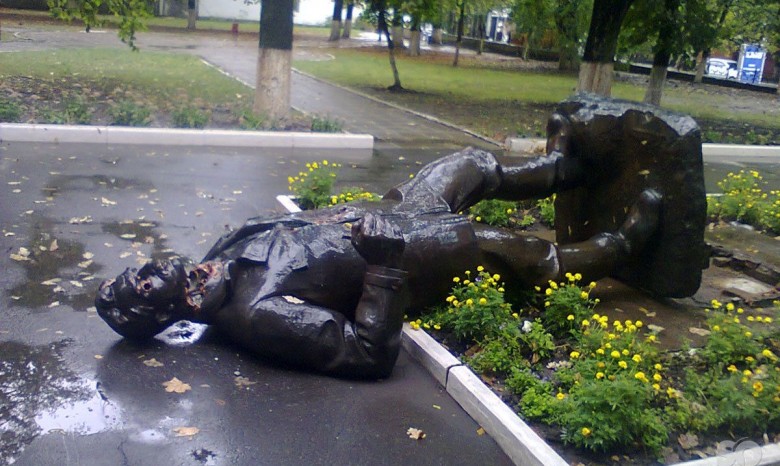 В Харькове разбили памятник Артему