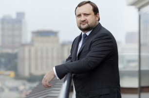 Арбузов надеется, что минские соглашения помогут установить мир на Донбассе