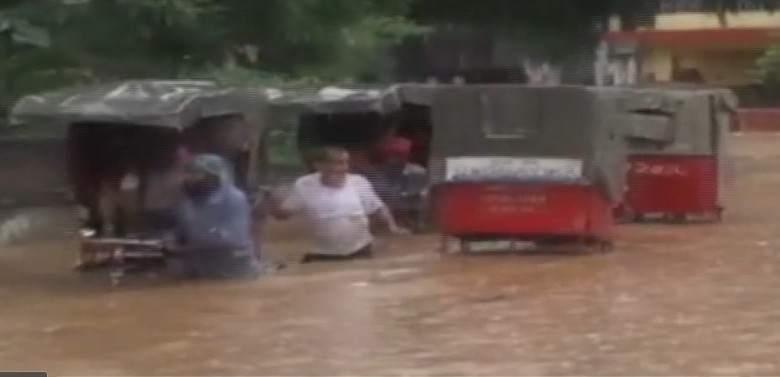 Страшное наводнение в Индии продолжает убивать людей
