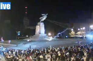 В центре Харькова свалили главного Ленина области (видео)