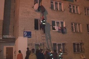 На Липовой аллее во Львове загорелась пятиэтажка, есть пострадавшие (видео)