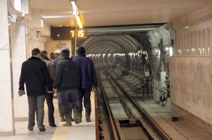 В Киеве на станции метро «Демеевская» задержали троицу с гранатой и патронами