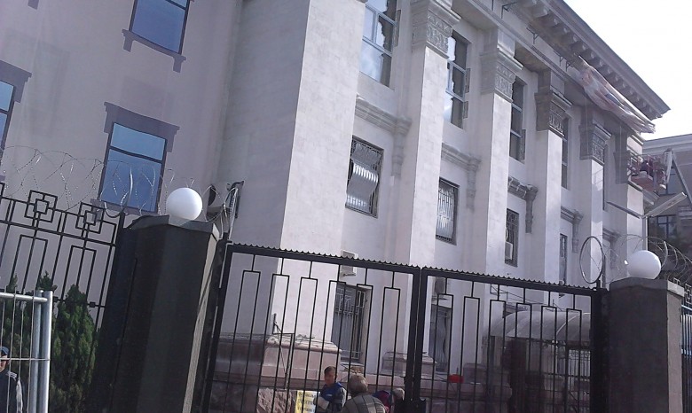 Посольство России в Киеве обносят колючей проволокой