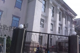 Посольство России в Киеве обносят колючей проволокой