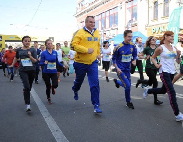 Министр спорта Булатов облажался на Киевском полумарафоне