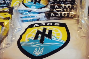 В России открыли дело на мужчину, продававшего футболки с эмблемой «Азова»