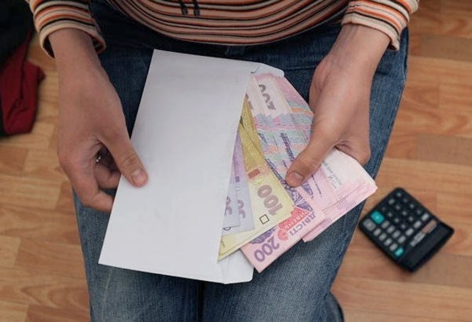 Украинцы получили 180 млрд гривен в конвертах
