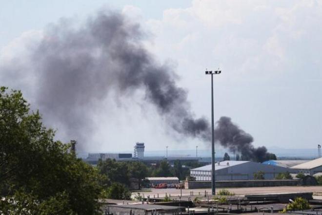В аэропорту Донецка сильный пожар (видео)