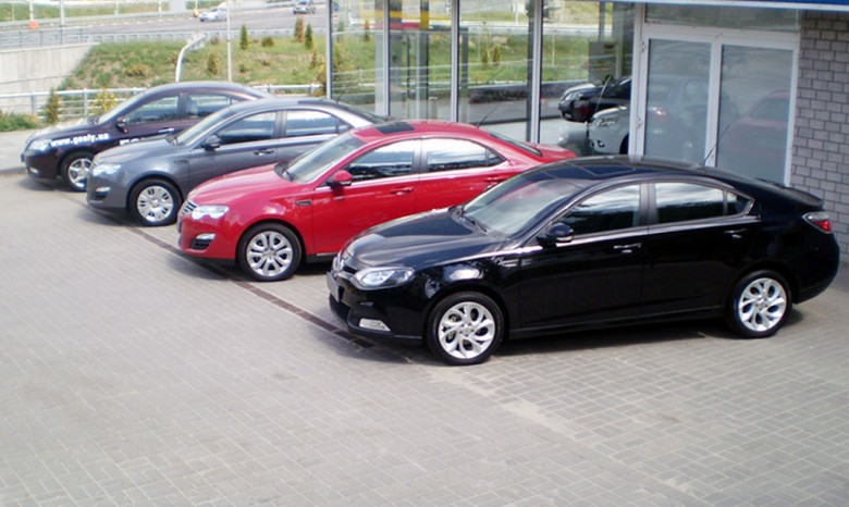 Продажи новых автомобилей в Украине упали в два раза
