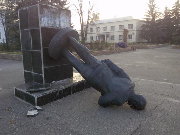 На Луганщине упал очередной Ленин