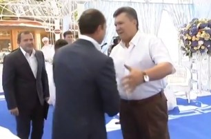 Как Садовый и Коломойский Януковича с Днем рождения поздравляли (видео)