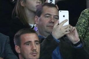 Медведев уже обзавелся новым iPhone