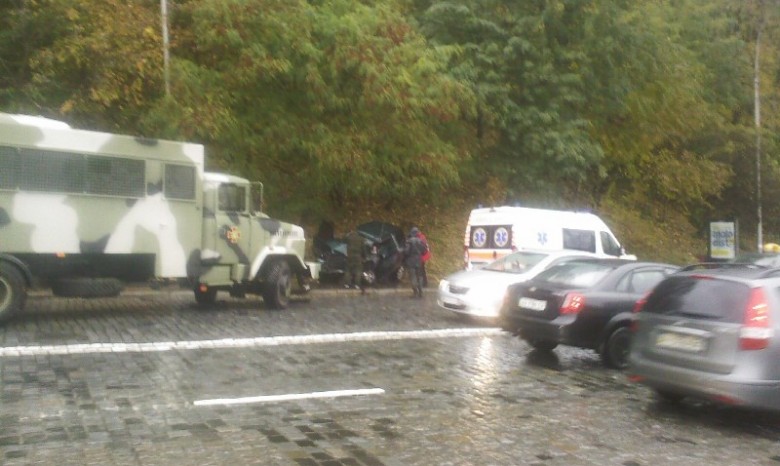 Военный грузовик протаранил иномарку в центре Киева