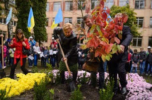 Лидеры «ЗАСТУПа» во Львове высадили калиновую аллею в память об украинских солдатах, погибших в зоне АТО