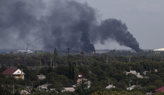В четырех районах Донецка слышны залпы и взрывы