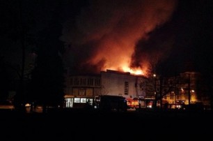 В Киеве подожгли кинотеатр «Жовтень» (видео)