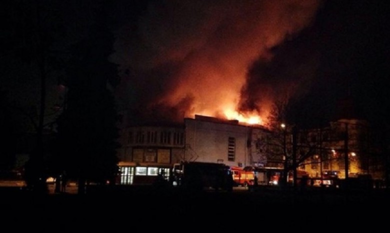 В Киеве подожгли кинотеатр «Жовтень» (видео)