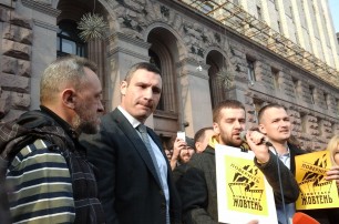 Во время митинга в защиту «Жовтня» Кличко вручили тыкву