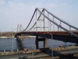 В Киеве подросток прыгнул с моста, повздорив с кем-то по телефону