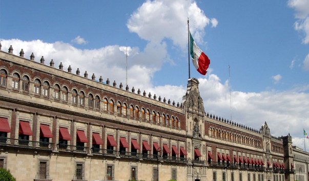 Демонстранты в Мехико подожгли дворец президента