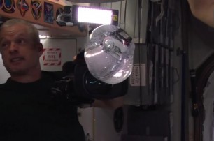 Космонавты на МКС искупали видеокамеру в шаре воды