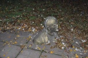 В Запорожье повалили памятник Ленину