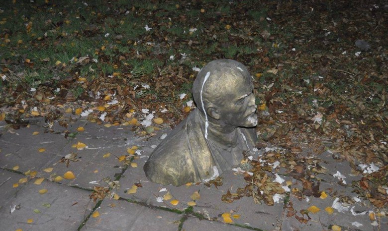 В Запорожье повалили памятник Ленину