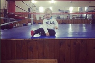 Боксер Усик показал фото сына в ринге