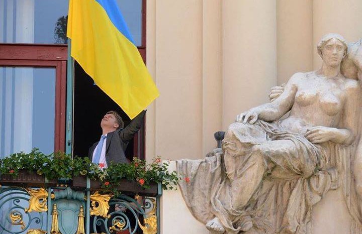 В Праге вывесили украинский флаг над мэрией