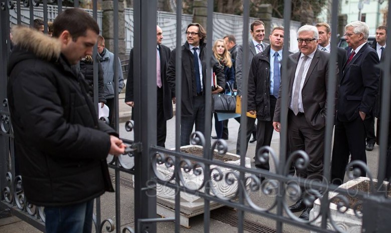 Охрана АП не смогла открыть ворота перед делегацией из Германии
