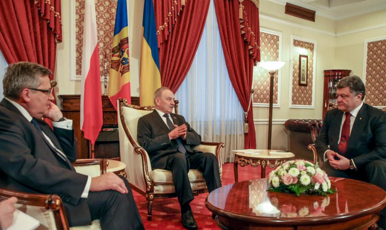 Порошенко вместе с польским президентом нанес визит в Молдову