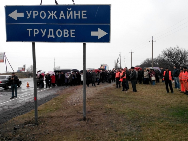 В Крыму сносят украинские дорожные указатели