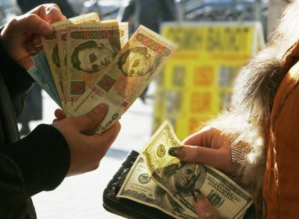 «Черный рынок» валюты — признак нового финансового кризиса в Украине - Financial Times