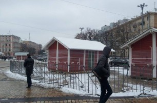 На Софиевской площади в Киеве начали устанавливать рождественские домики