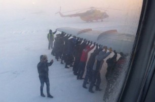 В России пассажирам во время взлета пришлось толкать самолет