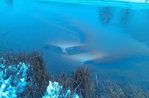 В Киевской области автомобиль свалился в реку