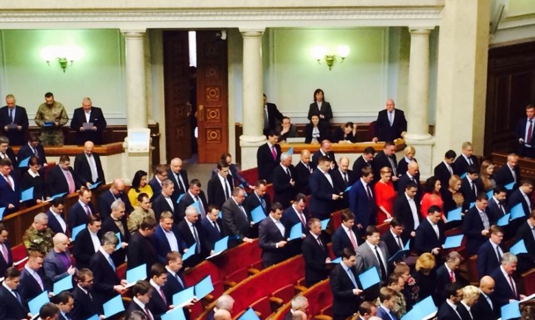 Новые народные депутаты приняли присягу