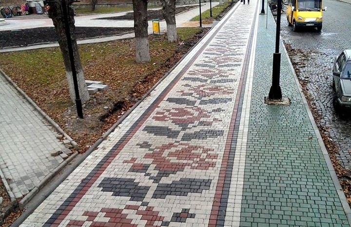 В Каменец-Подольском сделали тротуар-вышиванку